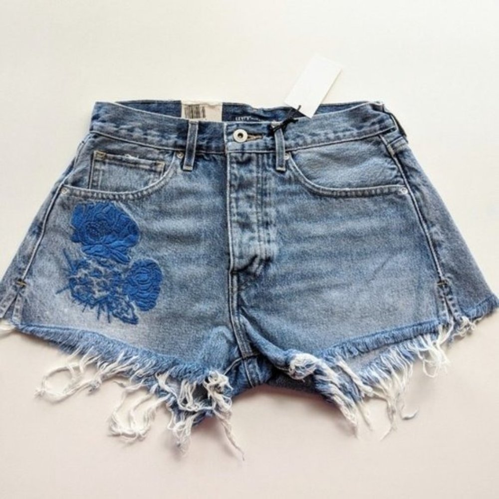 Levi's High Rise Cheeky Frayed Shorts Size 25 - Picture 3 of 7